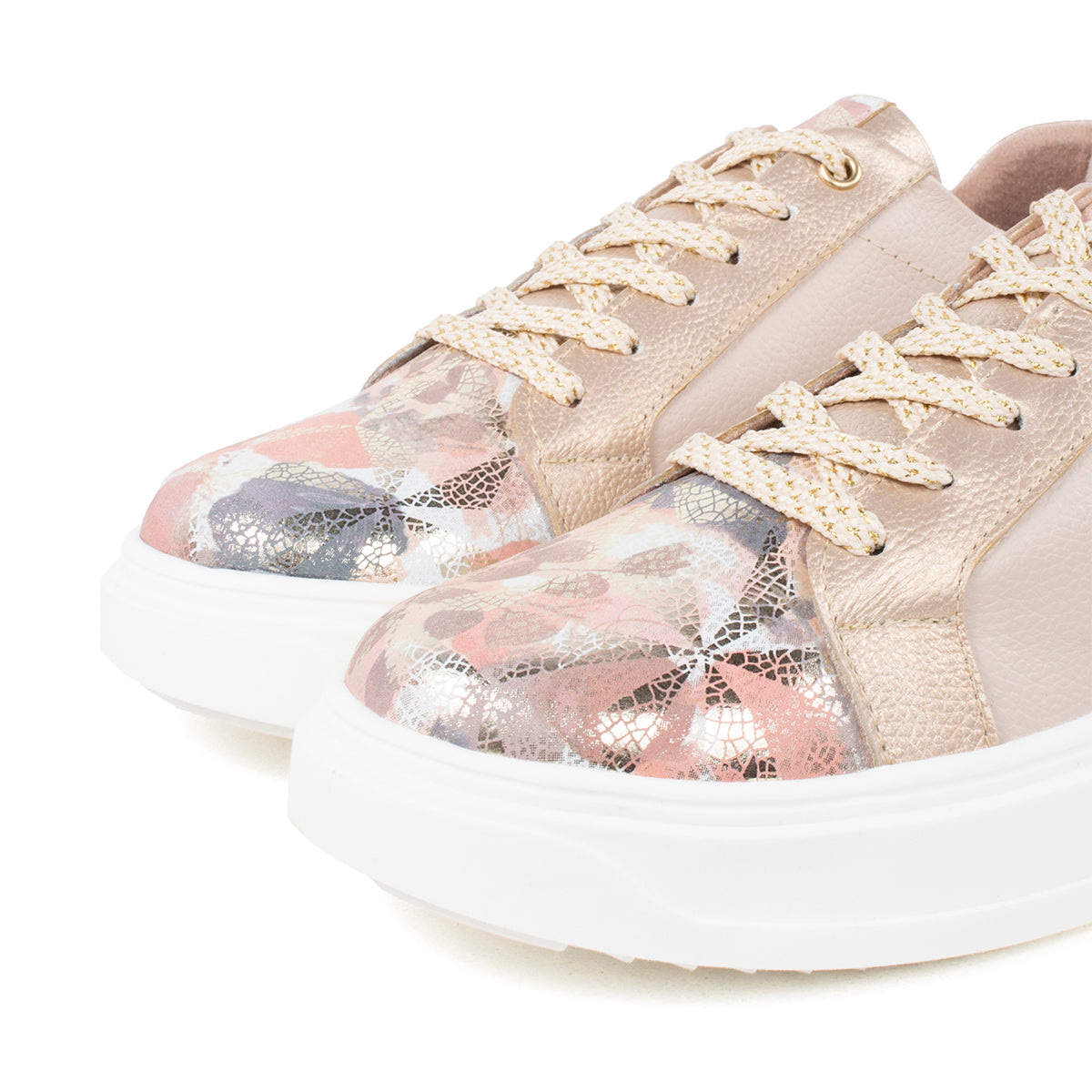 Tenis deportivos de cuero color almendra con estampado