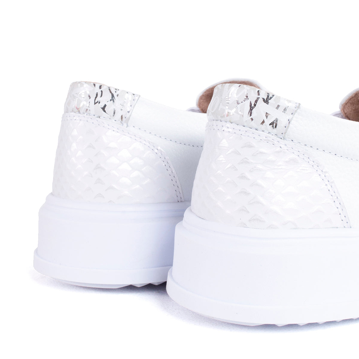 Tenis casual de cuero color blanco con texturizado