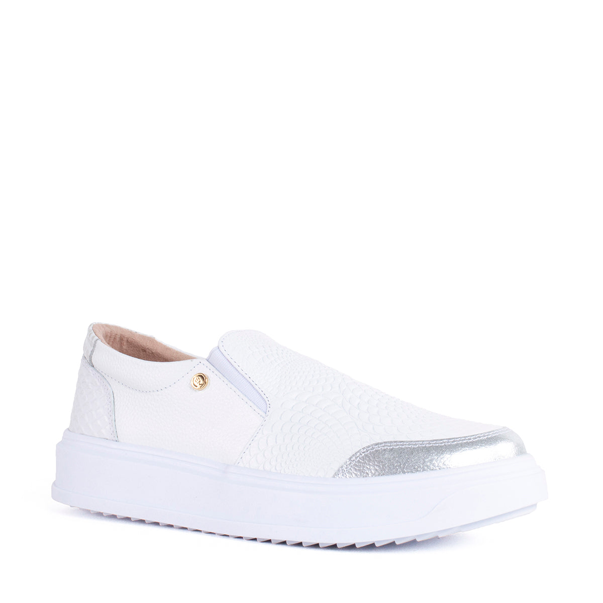 Tenis casual de cuero color blanco con texturizado