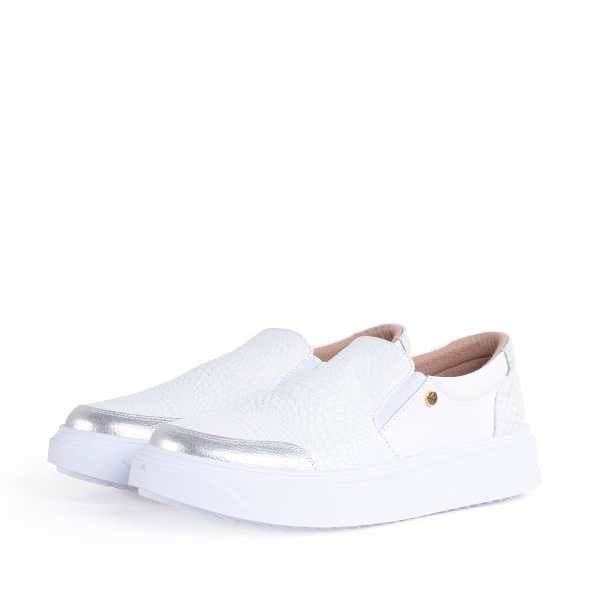 Tenis casual de cuero color blanco con texturizado