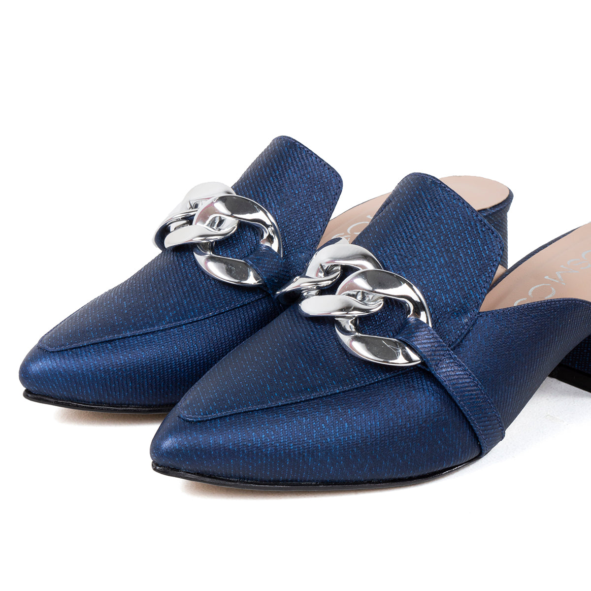 Suecos de cuero color azul con hebilla plateada