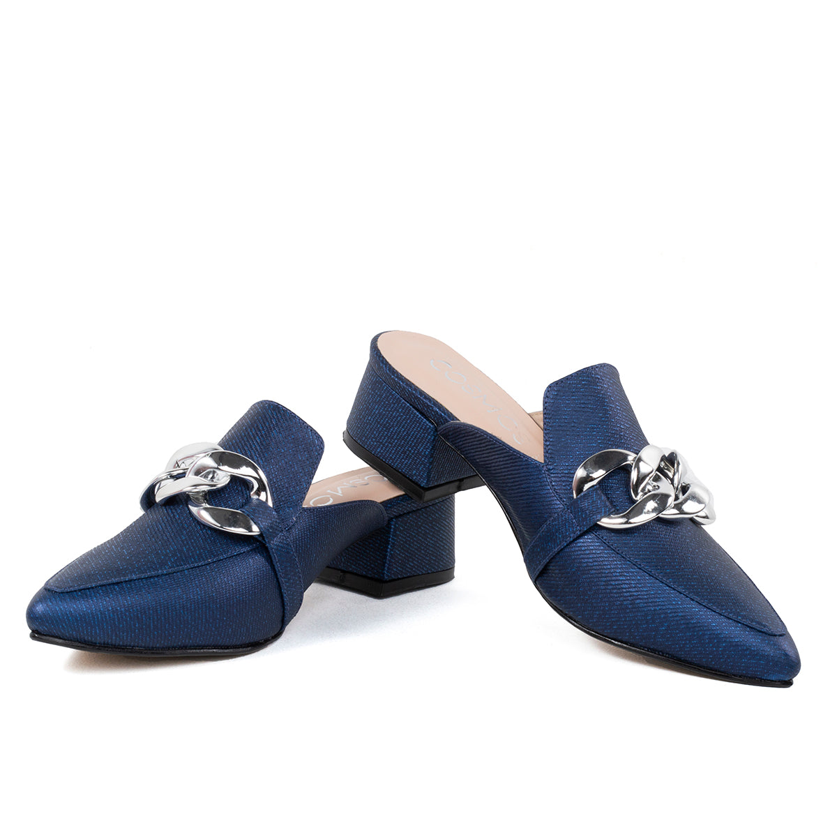 Suecos de cuero color azul con hebilla plateada