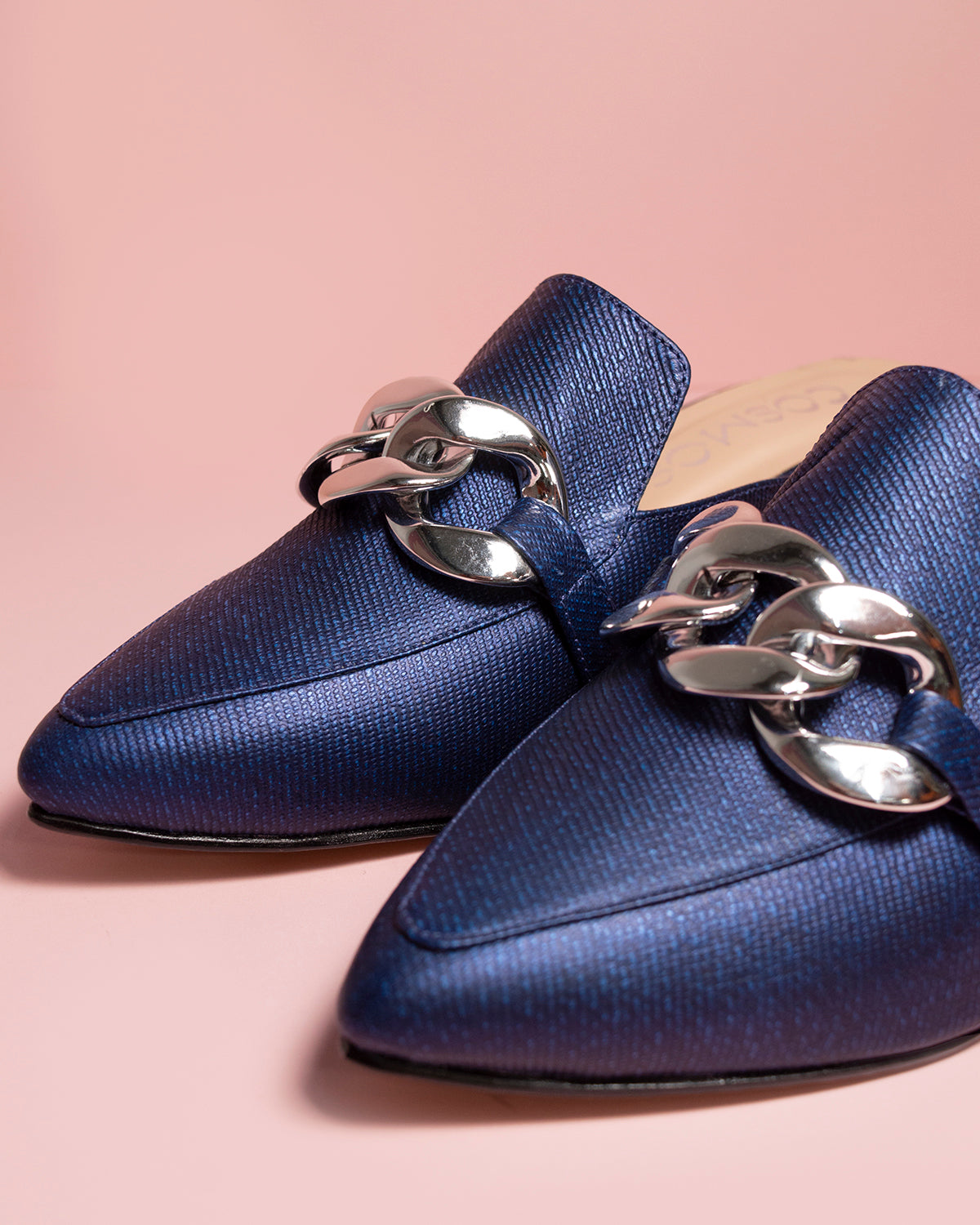 Suecos de cuero color azul con hebilla plateada