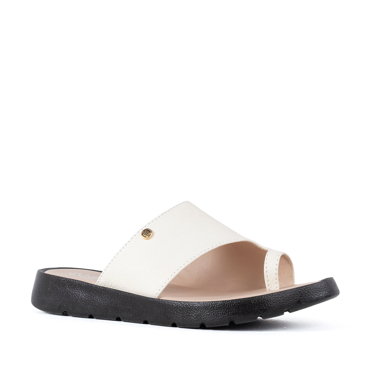 Sandalias planas de cuero color talco con anillo en dedo