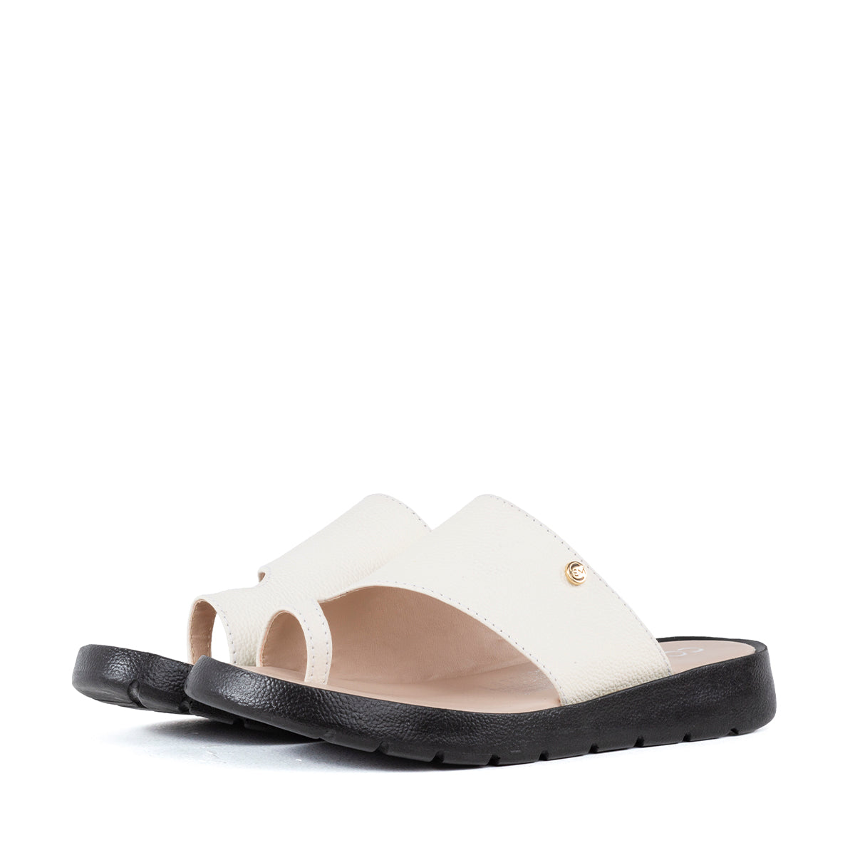 Sandalias planas de cuero color talco con anillo en dedo