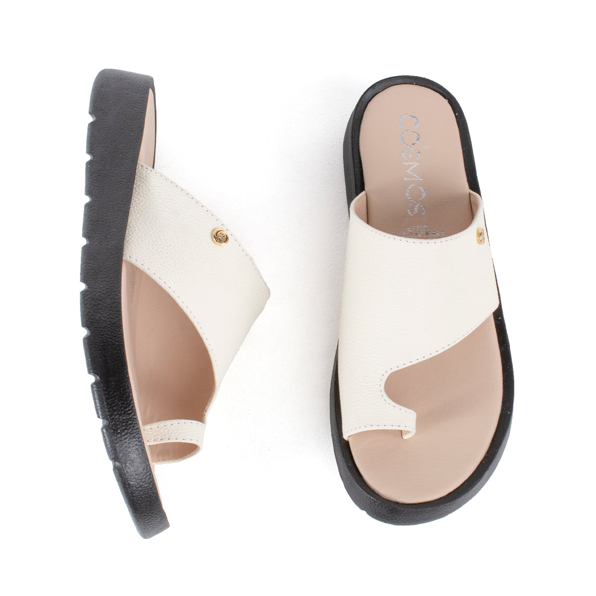 Sandalias planas de cuero color talco con anillo en dedo