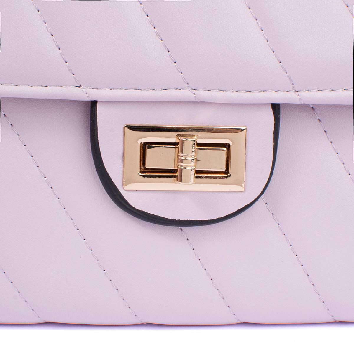 Bolso tipo cartera color lila con costuras en diagonal