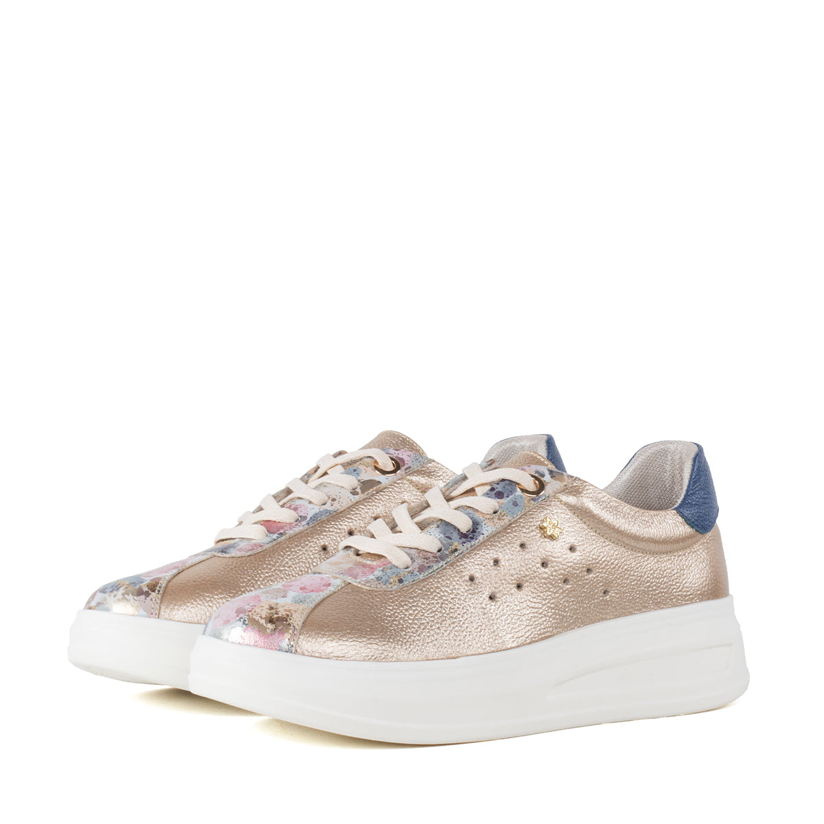 Tenis casuales de cuero color dorado con capellada estampada