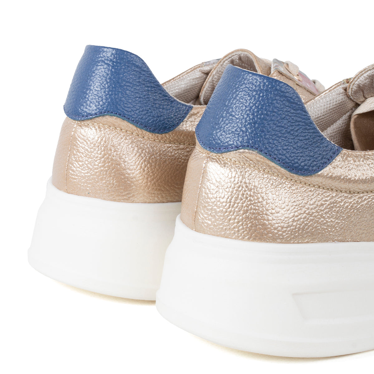Tenis casuales de cuero color dorado con capellada estampada