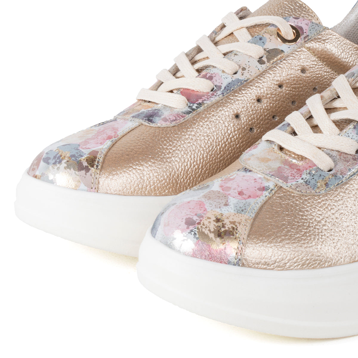 Tenis casuales de cuero color dorado con capellada estampada
