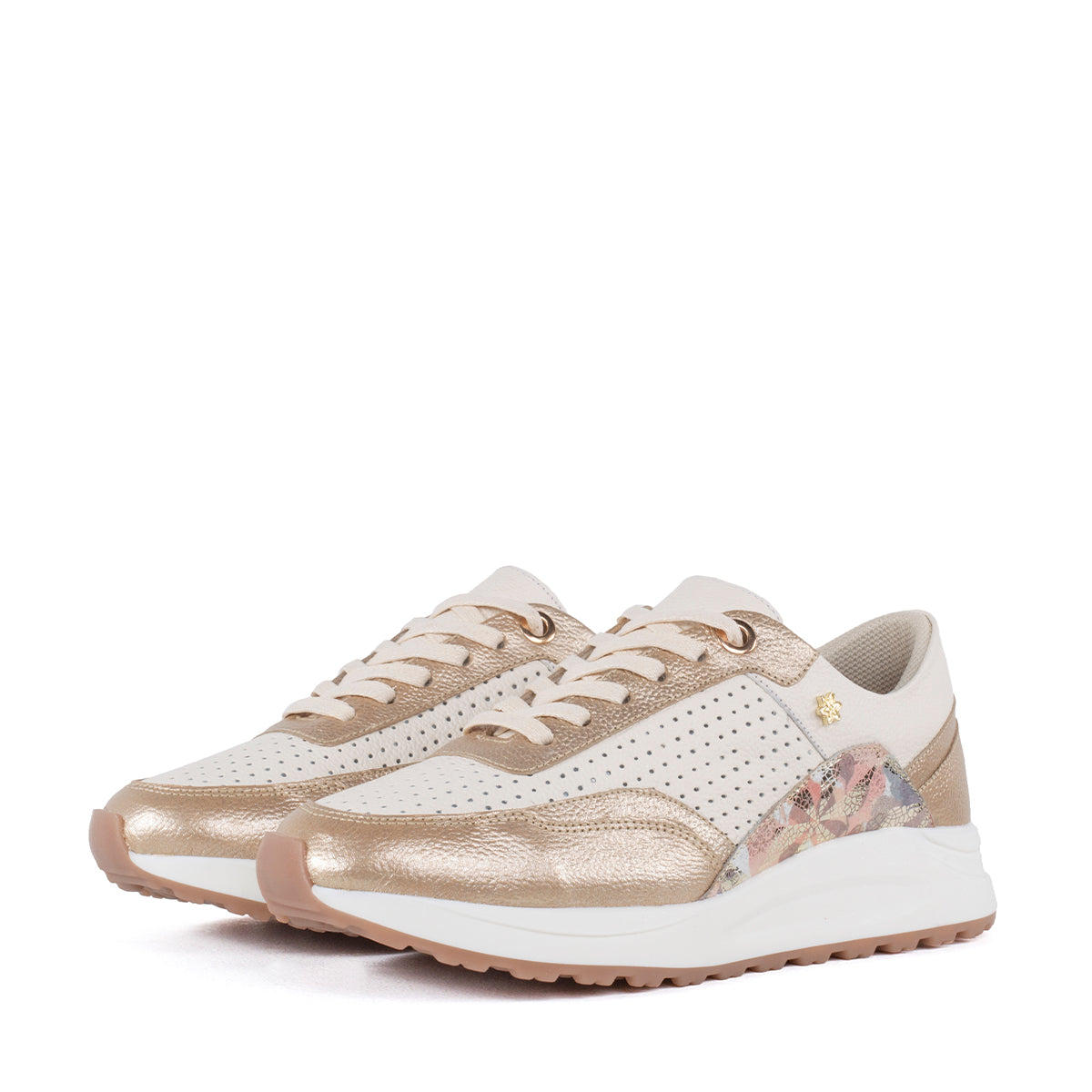 Tenis casuales de cuero color talco con laterales dorados