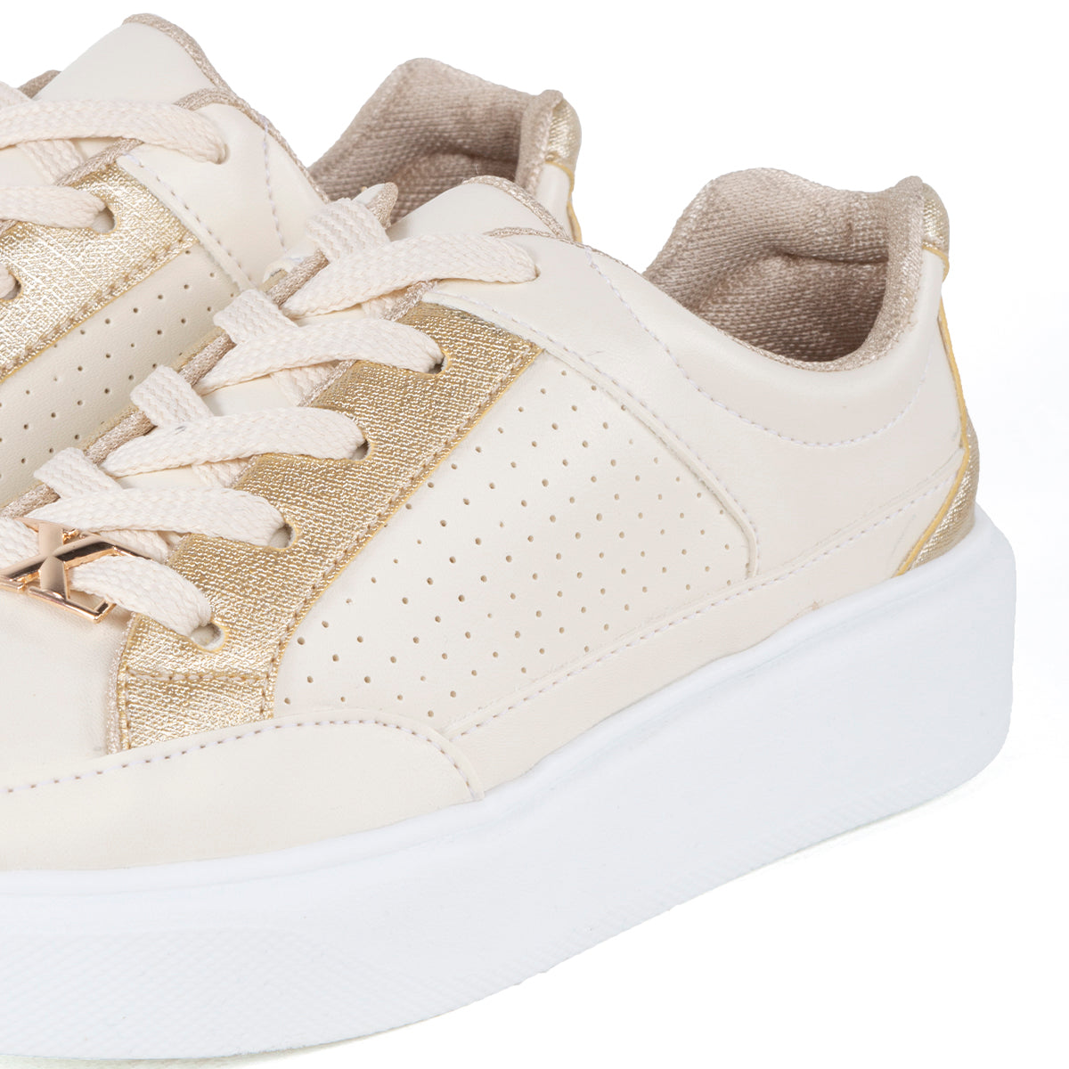 Tenis casuales color beige con texturizado y bordes dorados