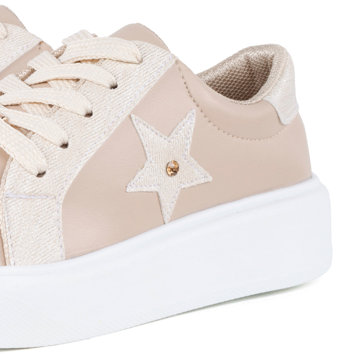Tenis casuales color beige con detalle de estrella