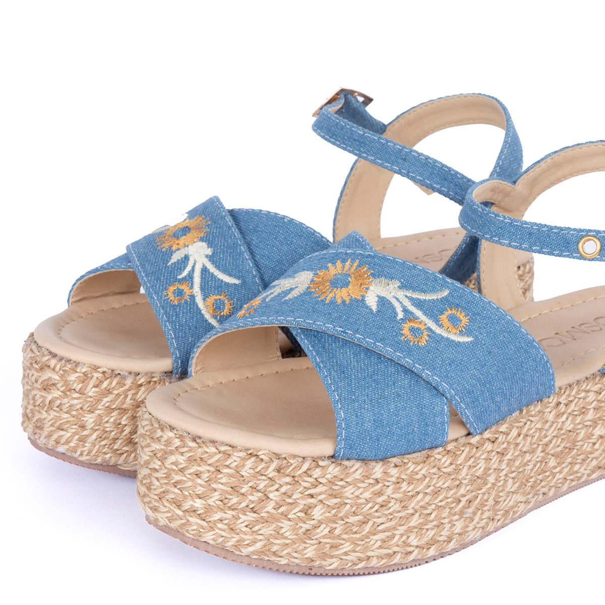 Sandalias color azul con capellada textil, empeine con bordado y suela en yute