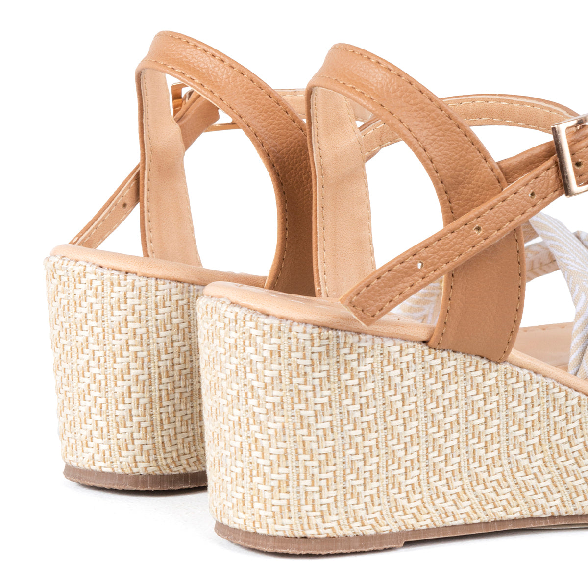 Sandalias color beige con plataforma y empeine textil