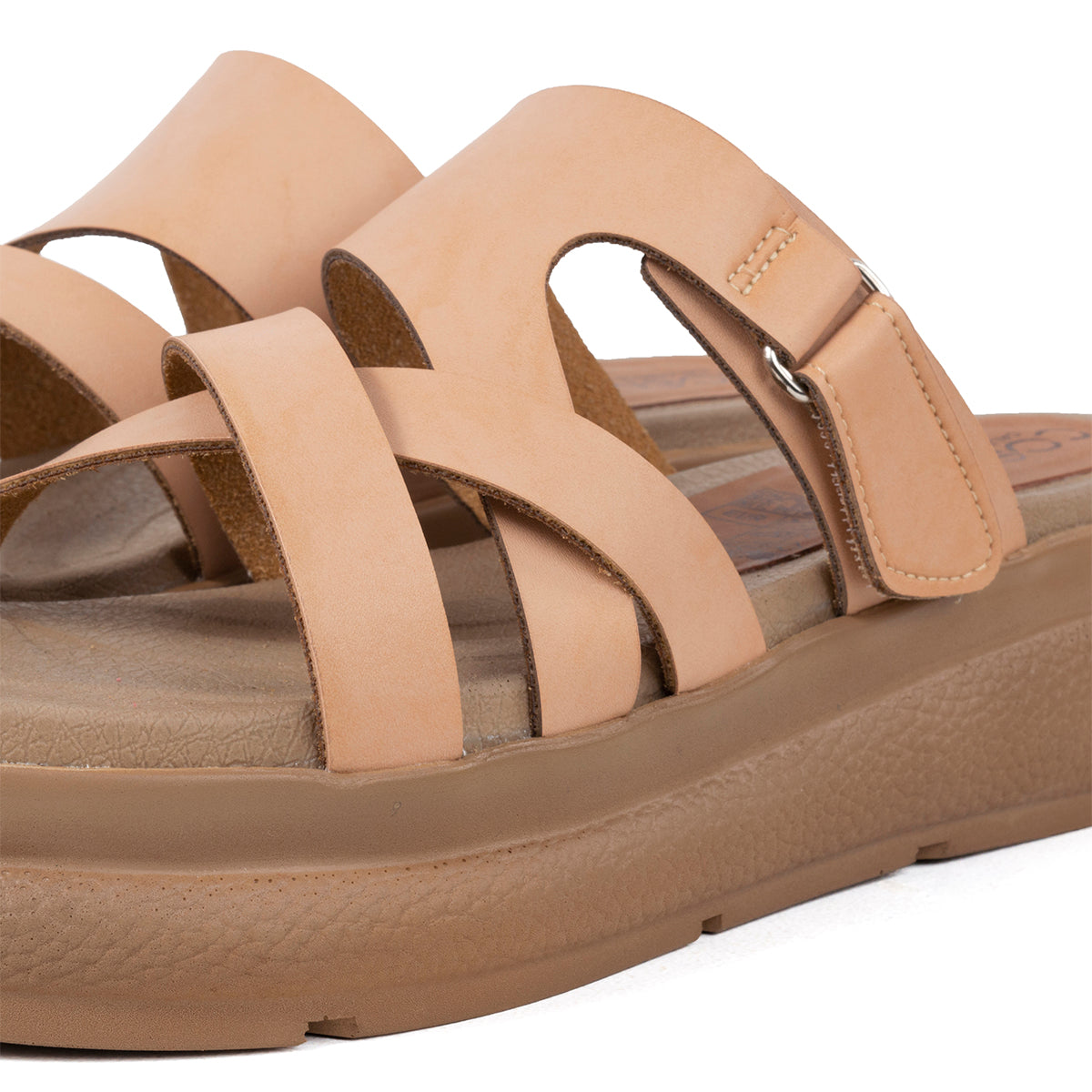 Sandalias color beige con correa