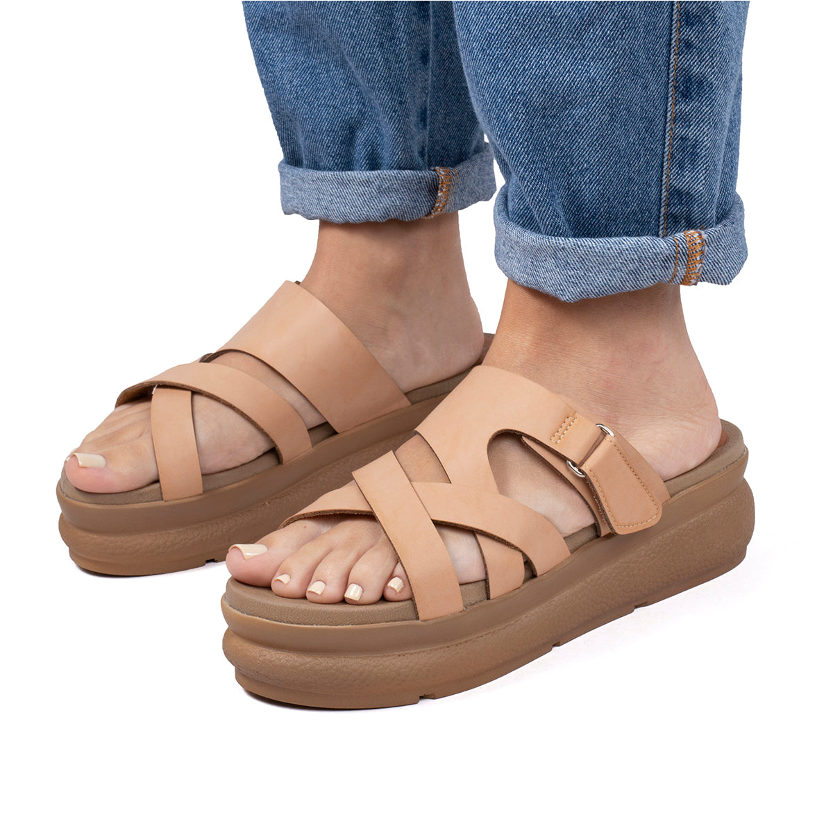 Sandalias color beige con correa