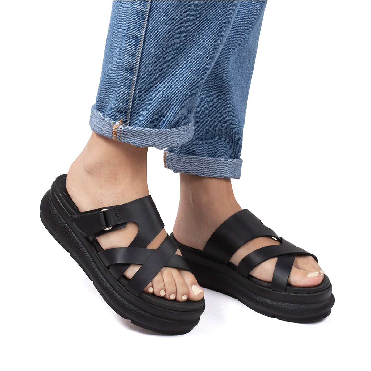 Sandalias color negro con correa
