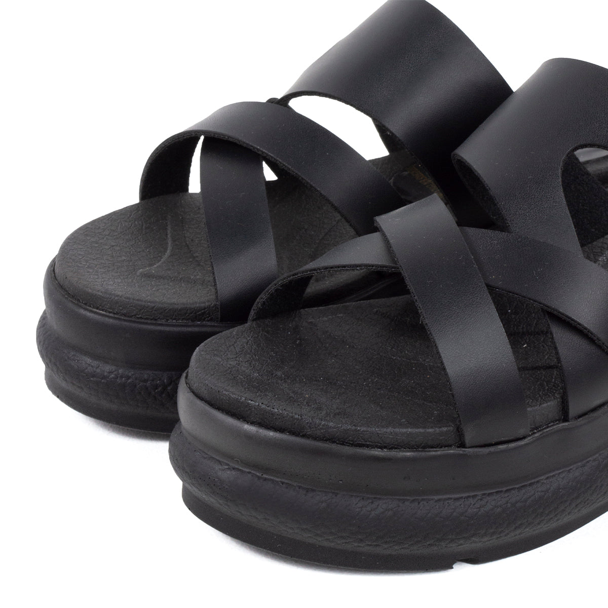 Sandalias color negro con correa