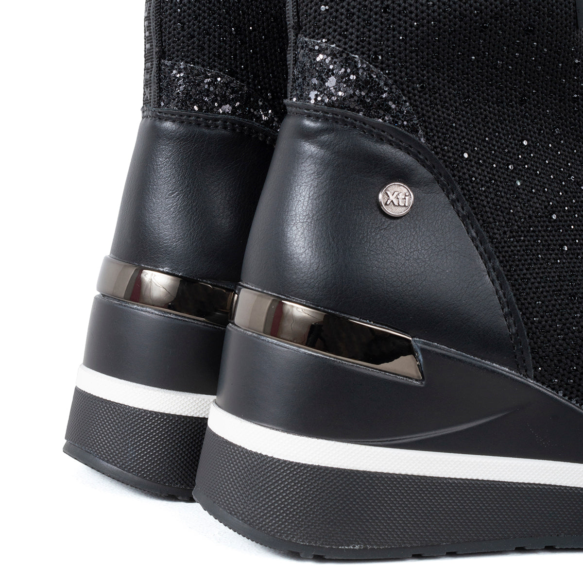Botines deportivos color negro con plataforma y tejido textil