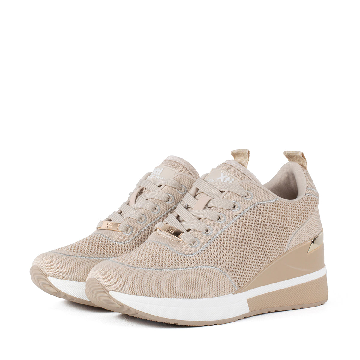Tenis casuales color beige con malla tejida