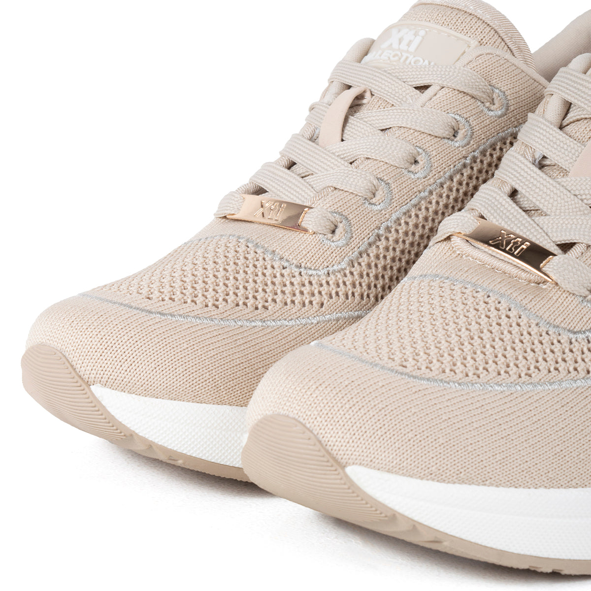 Tenis casuales color beige con malla tejida