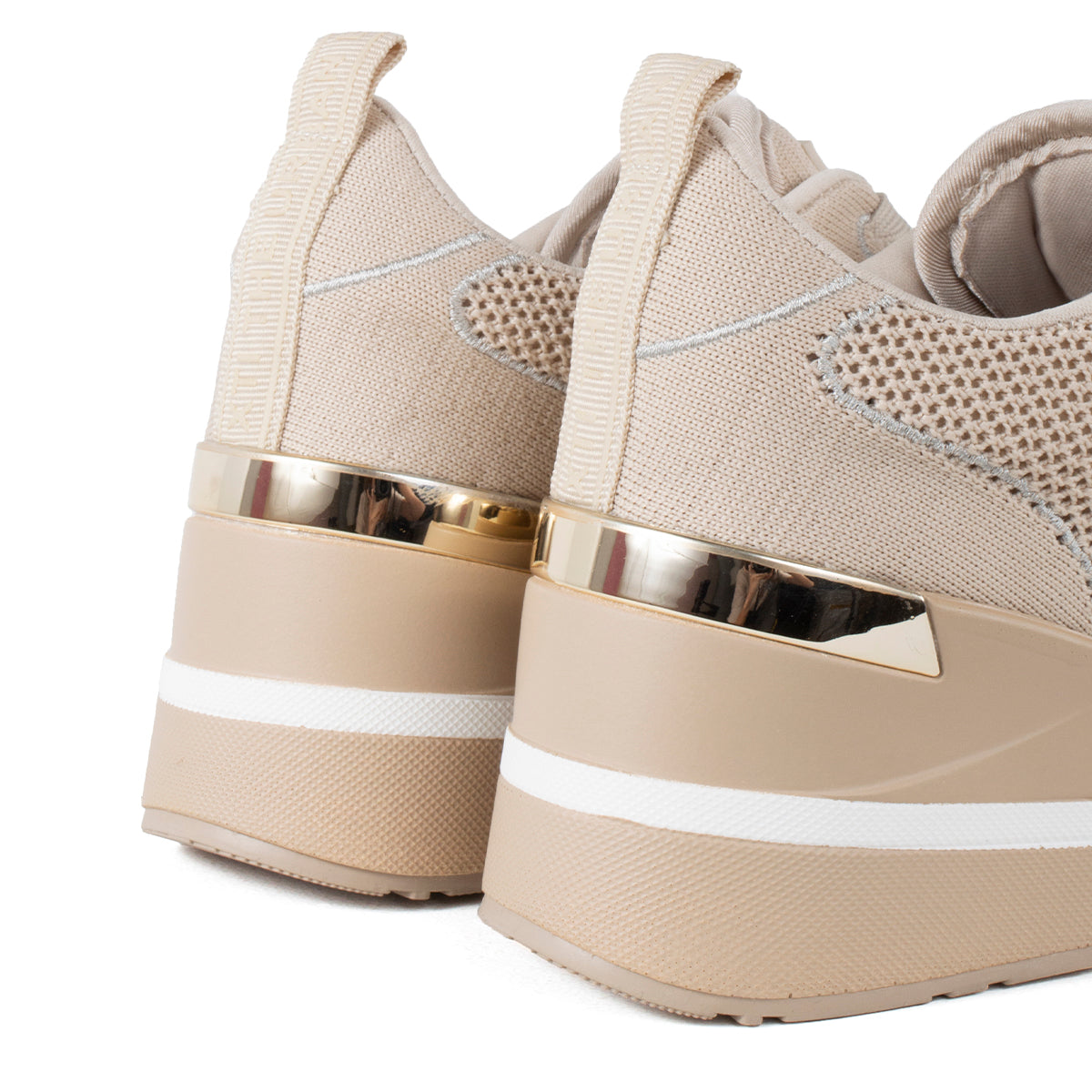 Tenis casuales color beige con malla tejida