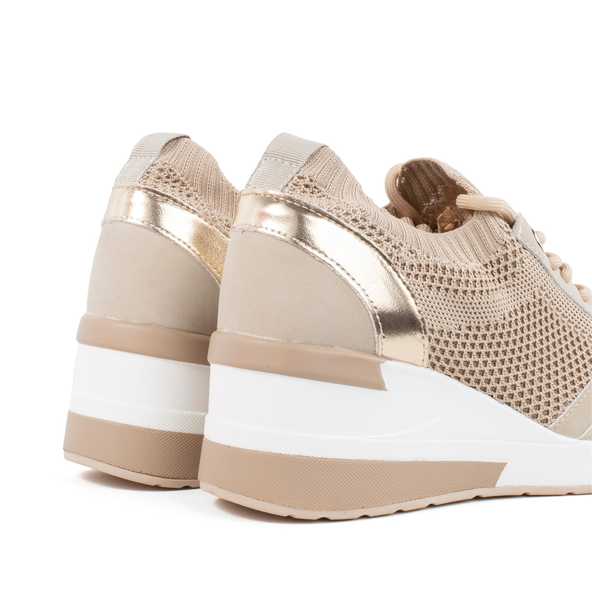 Tenis deportivos color beige malla tejida y con plataforma