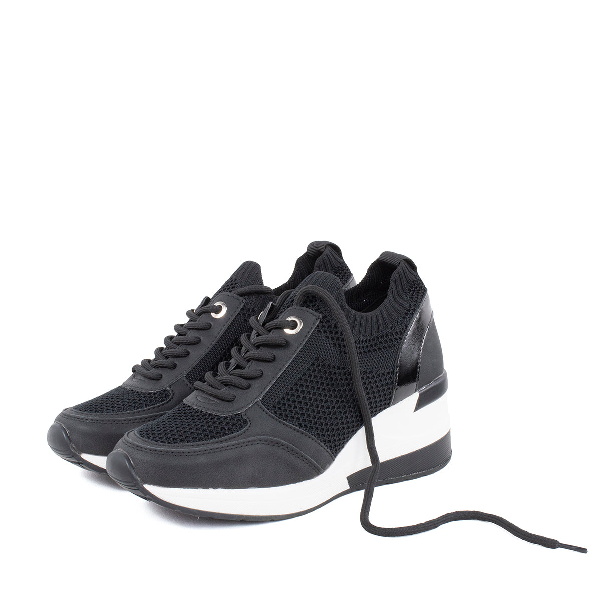 Tenis deportivos color negro malla tejida y con plataforma
