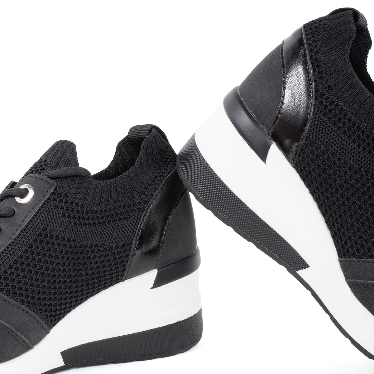 Tenis deportivos color negro malla tejida y con plataforma