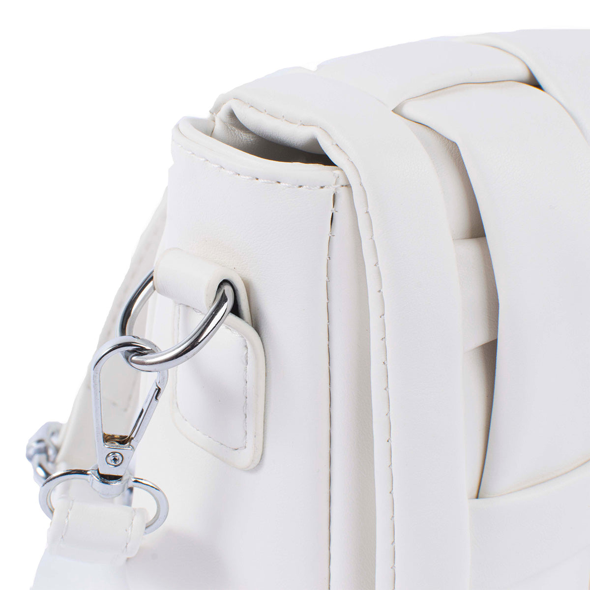 Bolso tipo bandolera color blanco diseño acolchado y moderno