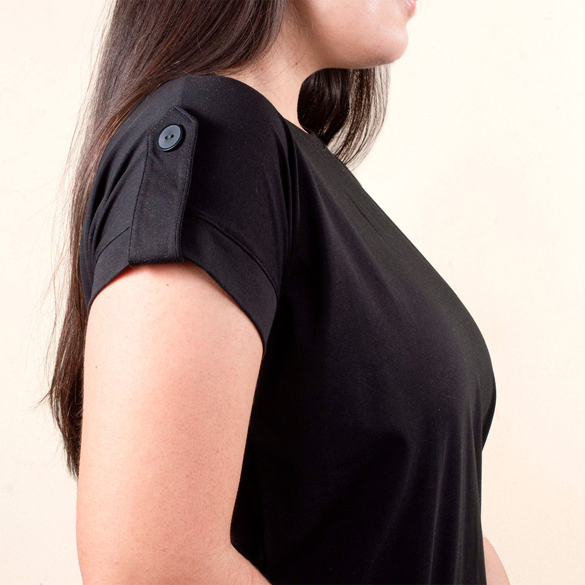 Camiseta básica color negro con botones en hombros