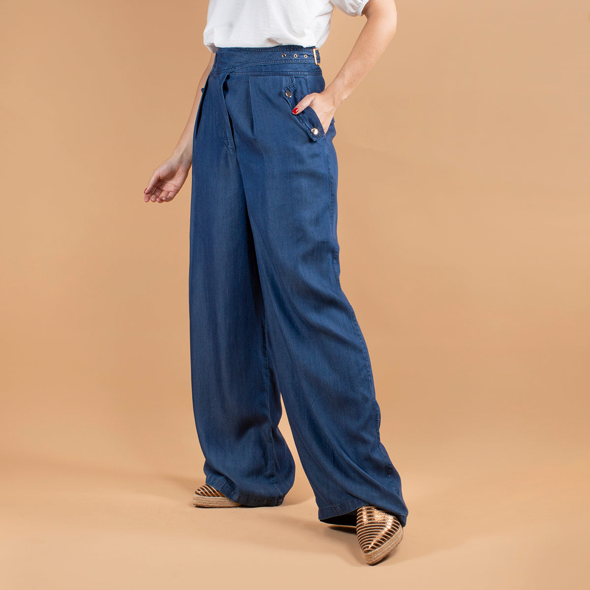 Pantalón color azul con botones laterales