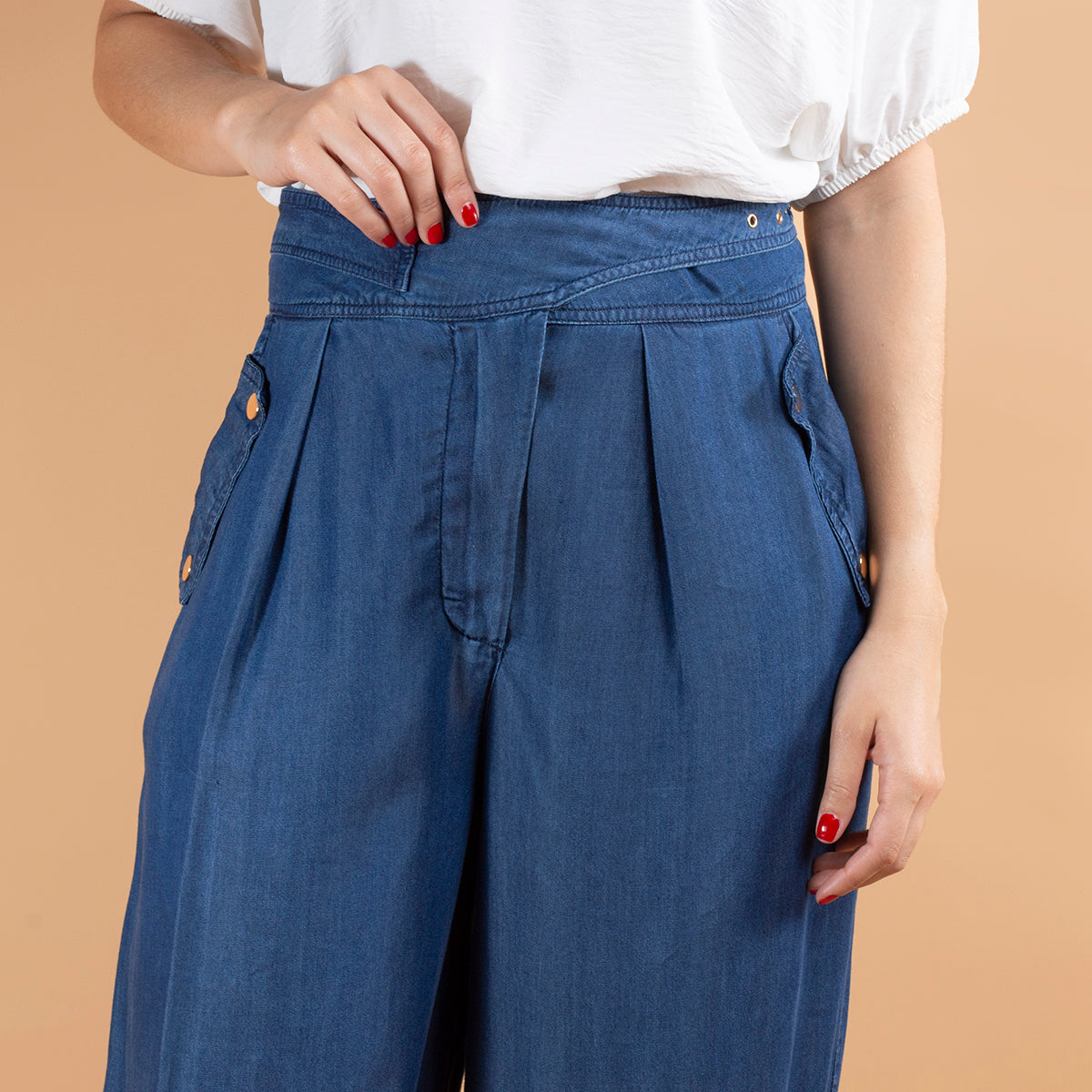Pantalón color azul con botones laterales