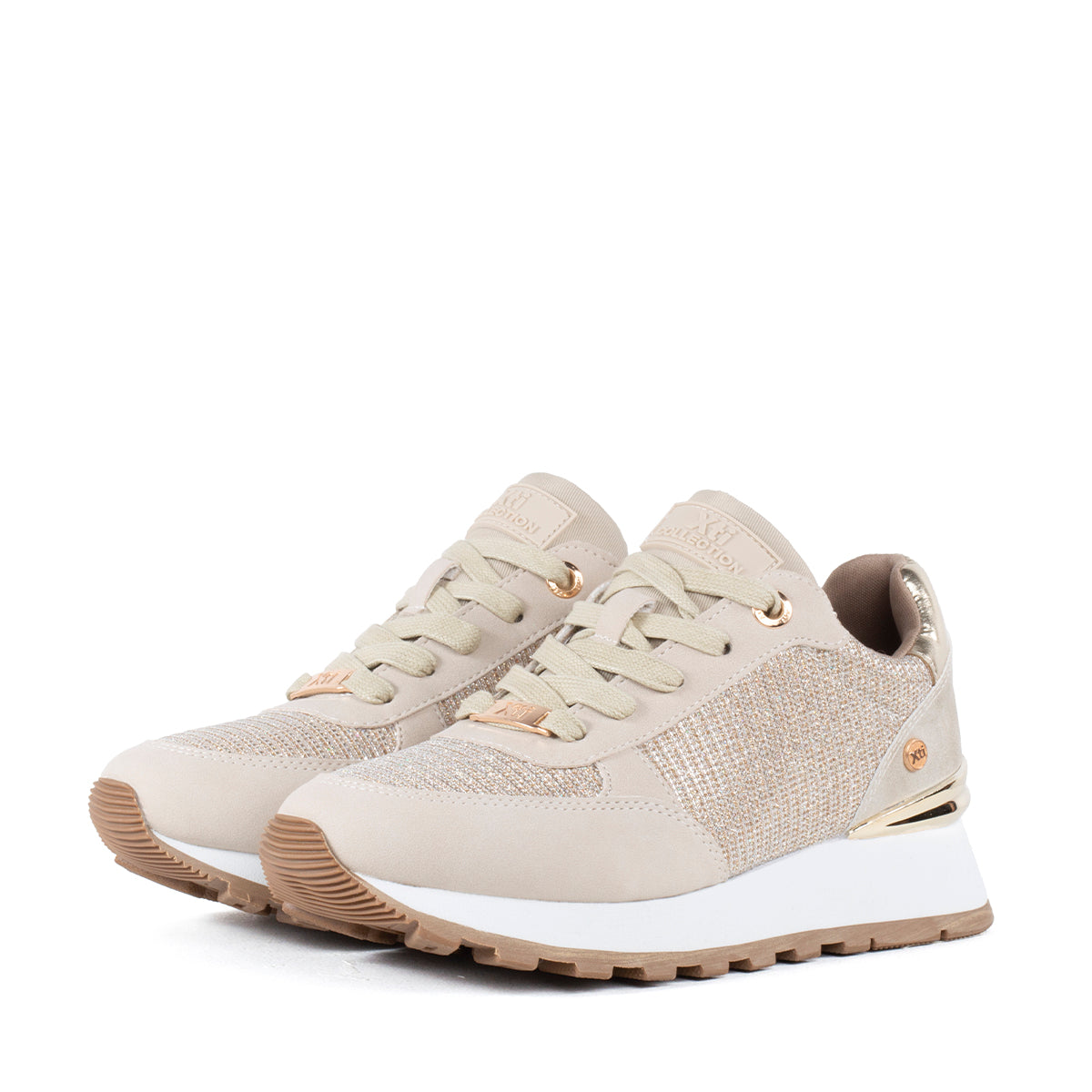 Tenis casuales color dorado con malla textil y plataforma