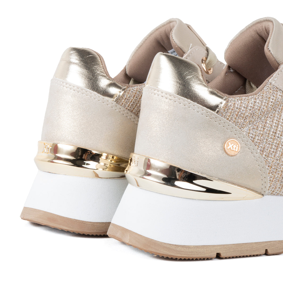 Tenis casuales color dorado con malla textil y plataforma