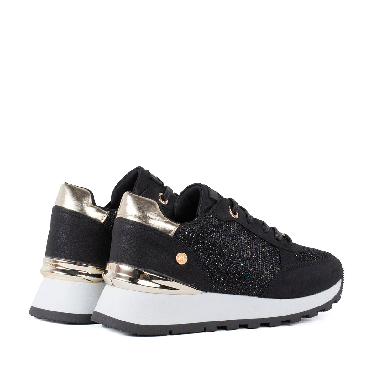 Tenis casuales color negro con malla textil y plataforma