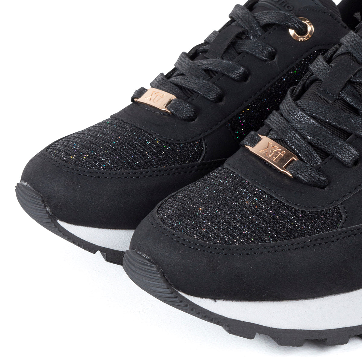 Tenis casuales color negro con malla textil y plataforma
