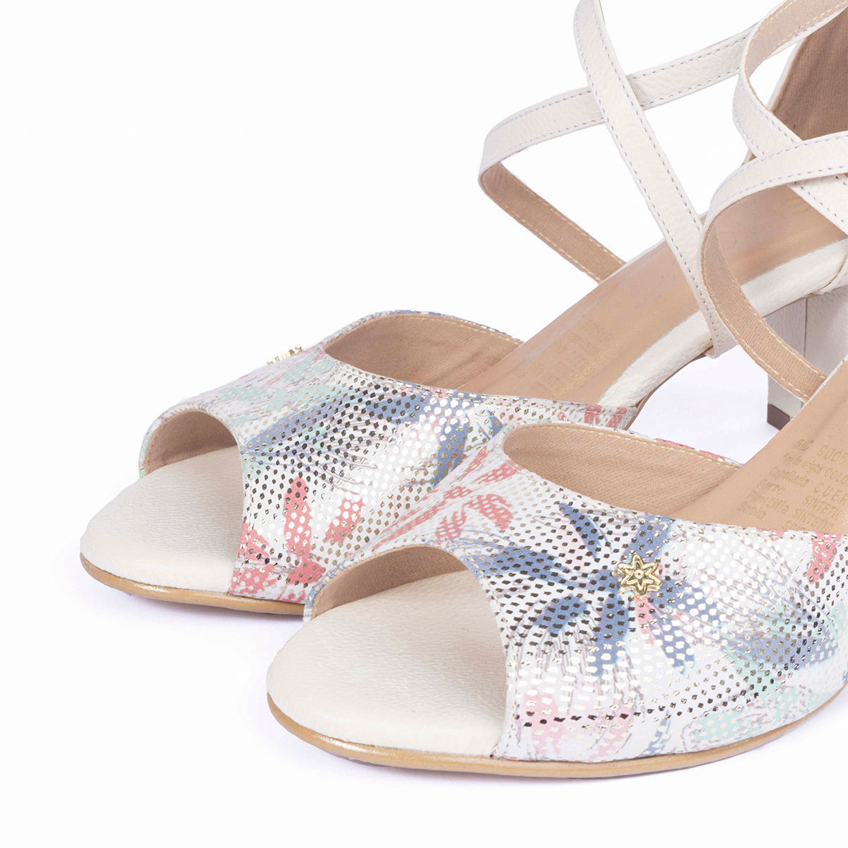 Sandalias de cuero color beige con tacón, textura floral y correas cruzadas