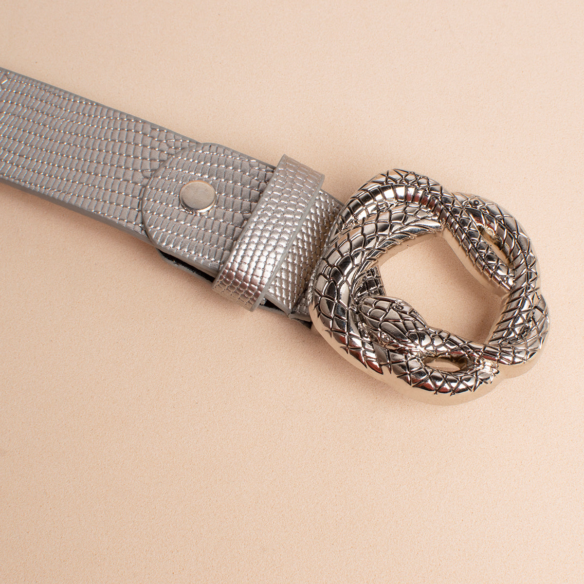 Cinturón color plata con herraje de serpiente