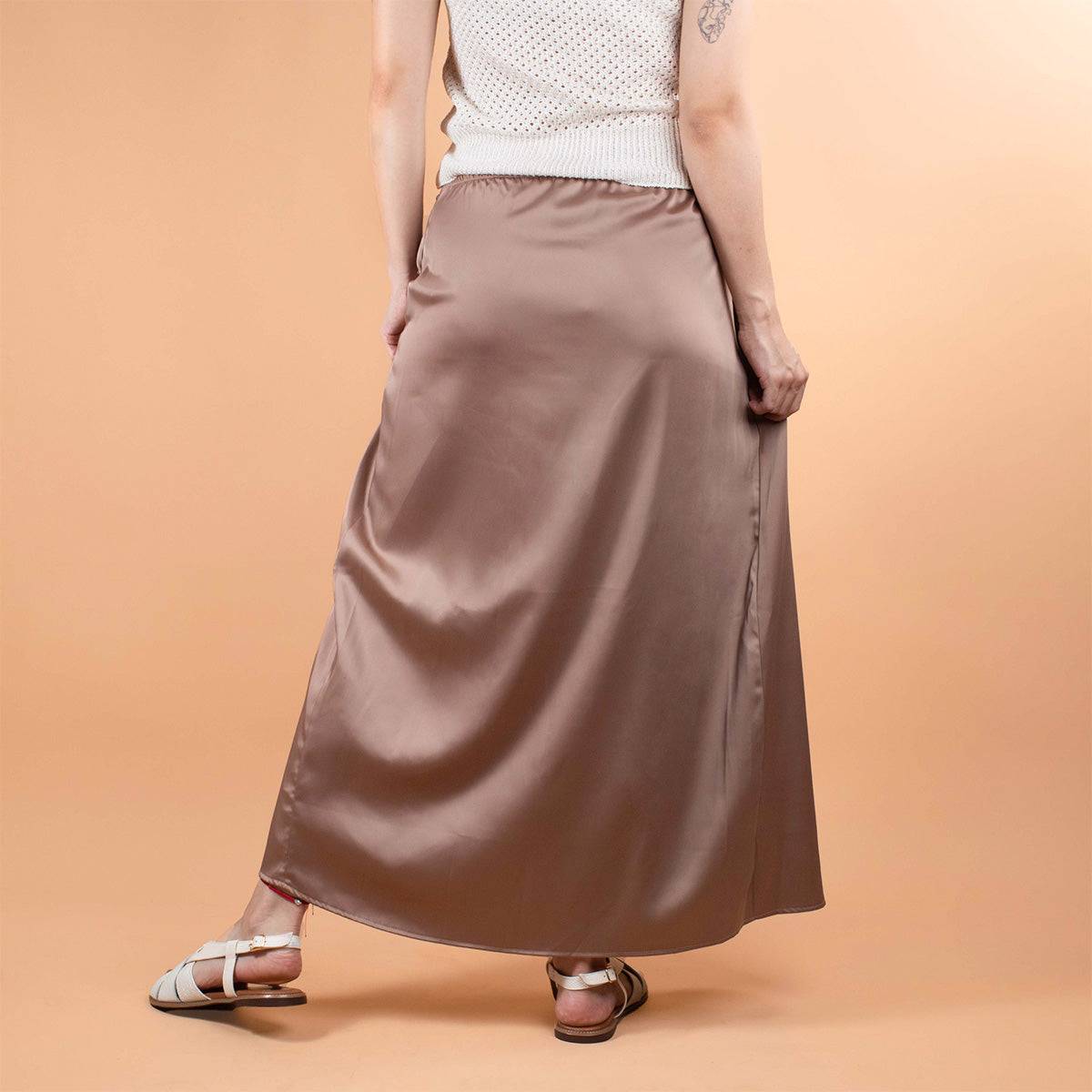Falda larga color beige con argolla lateral