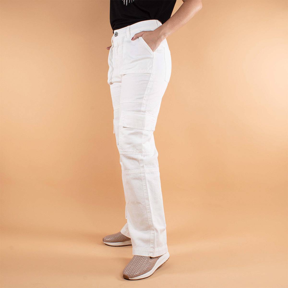 Pantalón tipo cargo bota recta color beige
