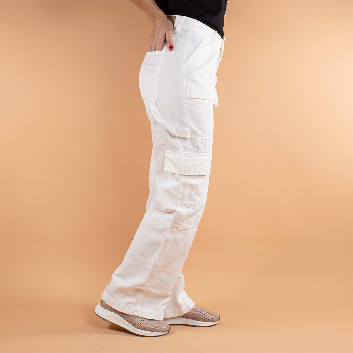 Pantalón tipo cargo bota recta color beige