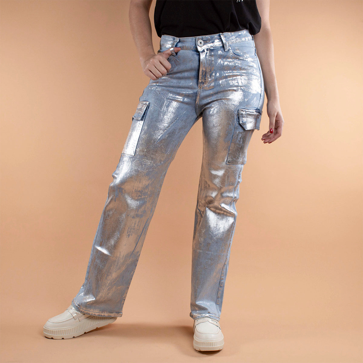 Jeans color azul claro con acabado plateado