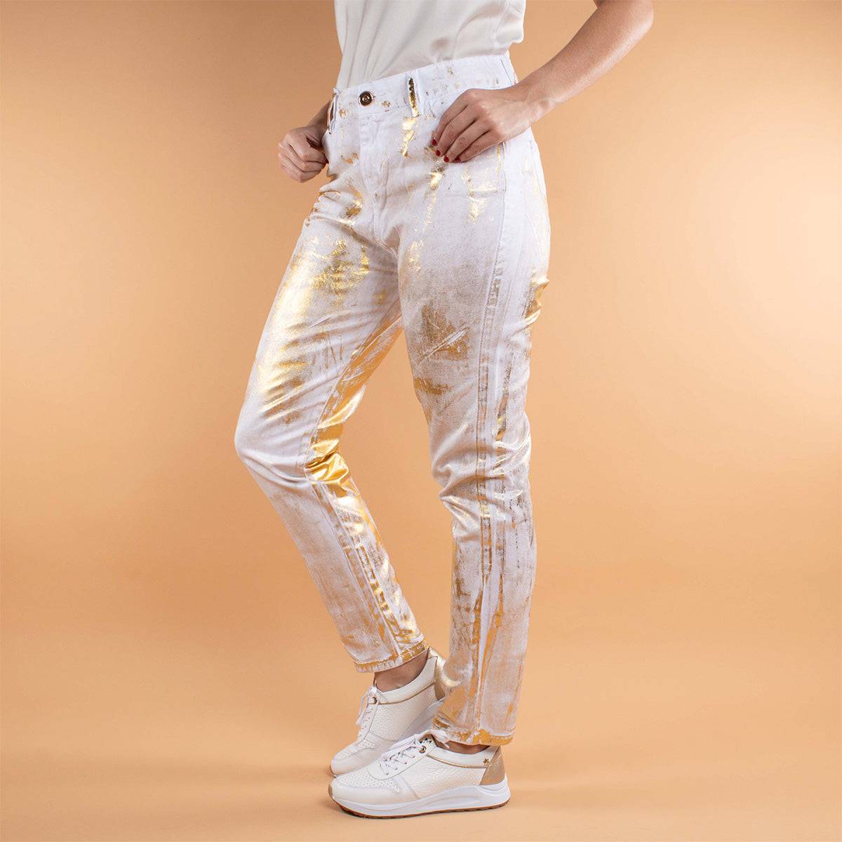 Pantalón color blanco con acabado dorado