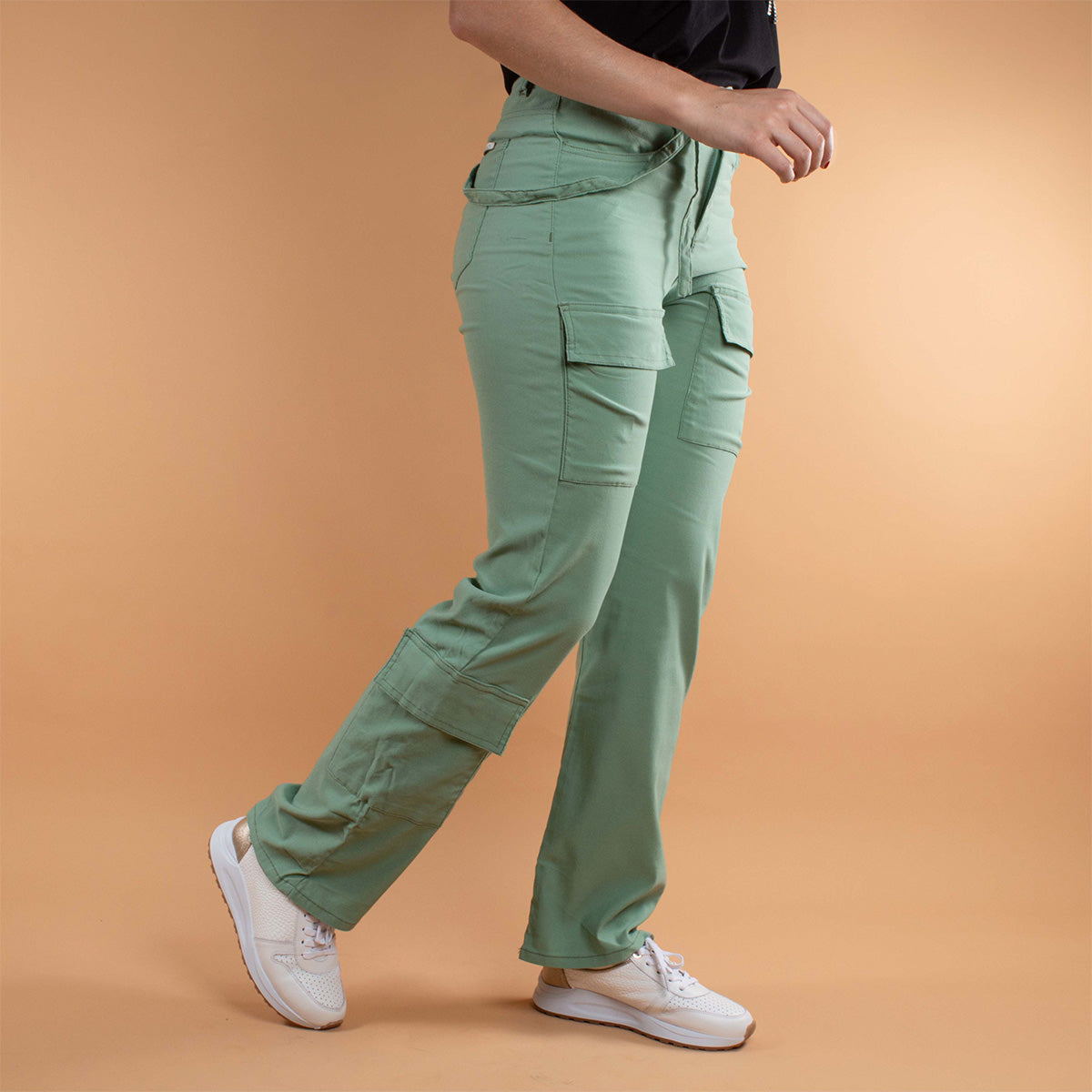 Pantalón color verde limón con correa lateral