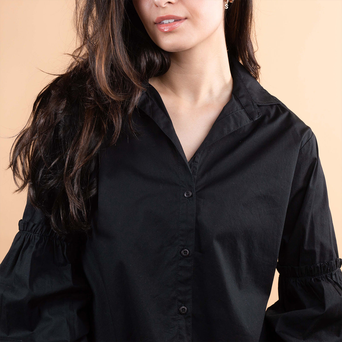 Blusa clásica color negro con manga en globo