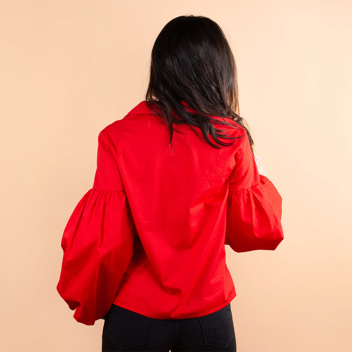 Blusa color rojo con recogido en manga