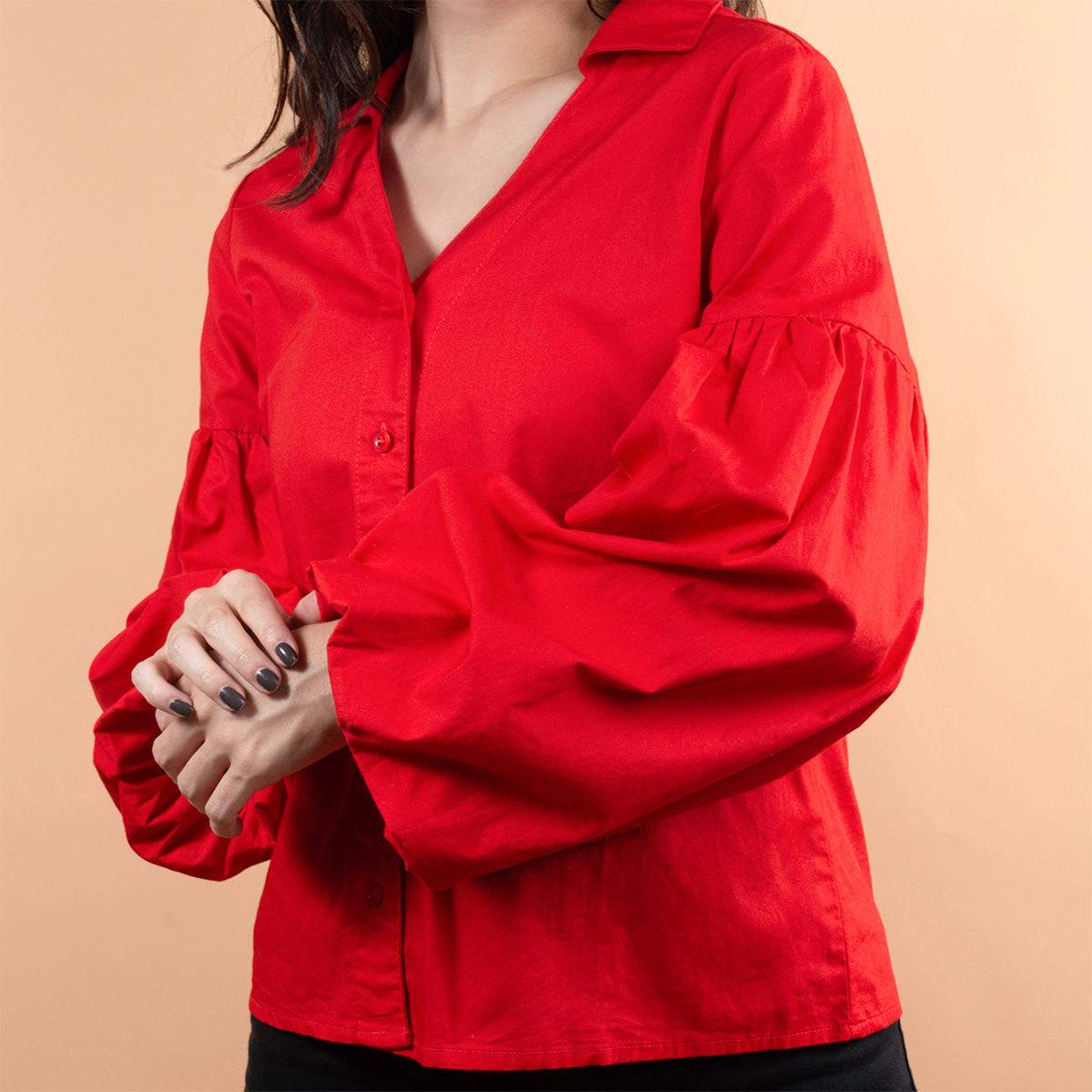 Blusa color rojo con recogido en manga