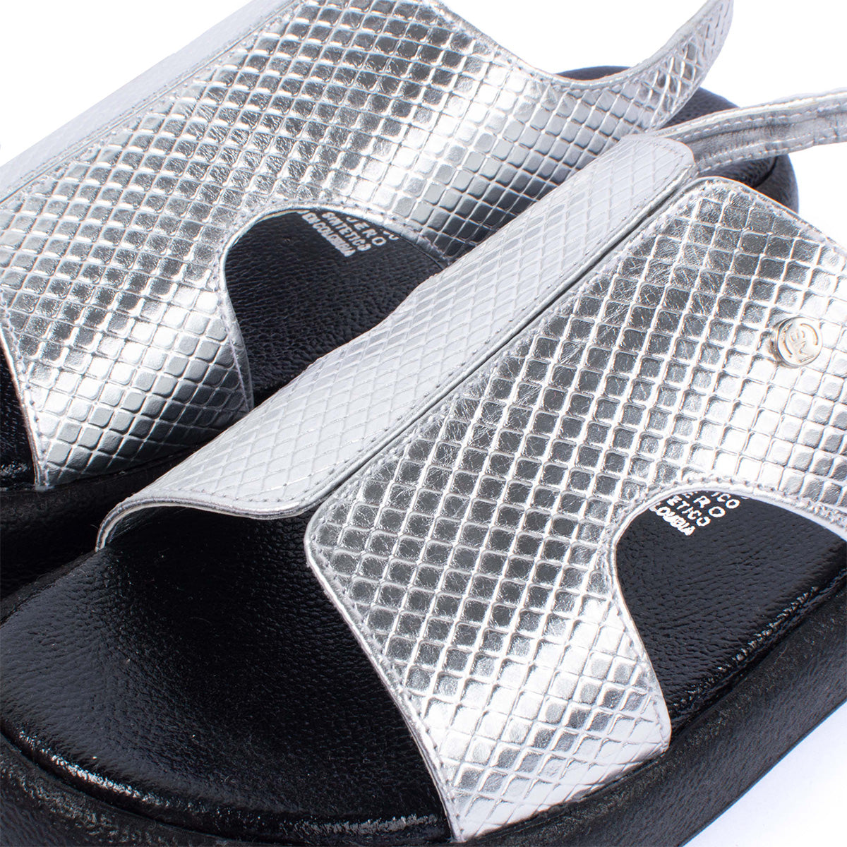 Sandalias planas en cuero color plata con textura tipo croco 104074